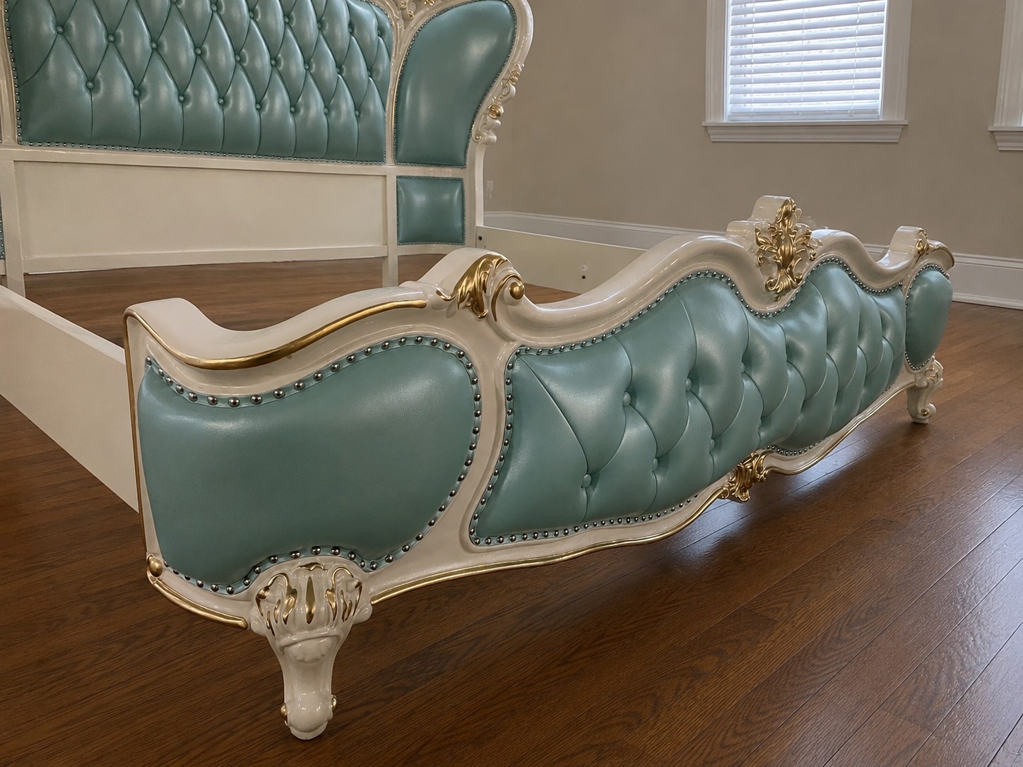 French Stylish Luxury Leather Bed / My Aashis