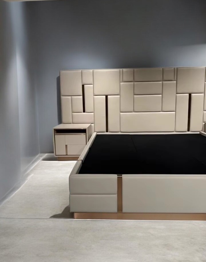 Stylish Wooden-Frame Upholstered Leather Bed With Headrest / My Aashis