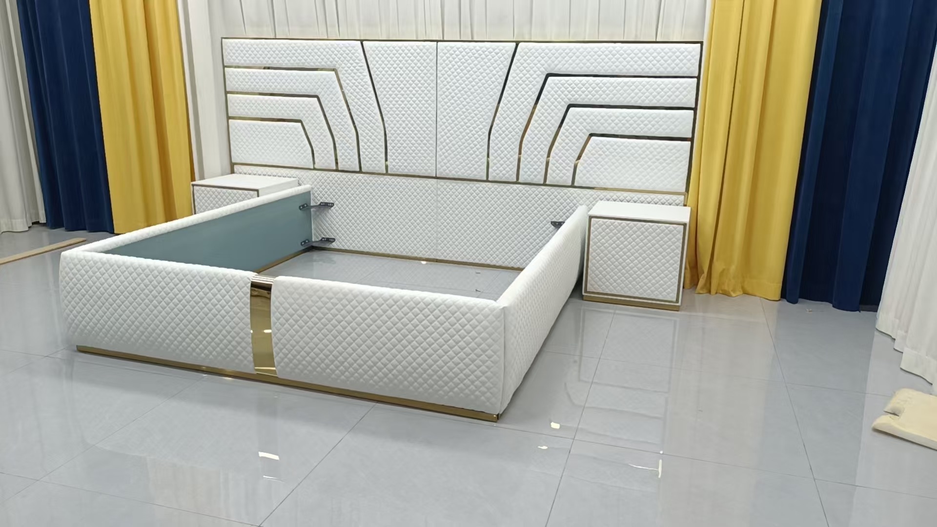 Superlative Stylish Leather Upholstered Bed / My Aashis