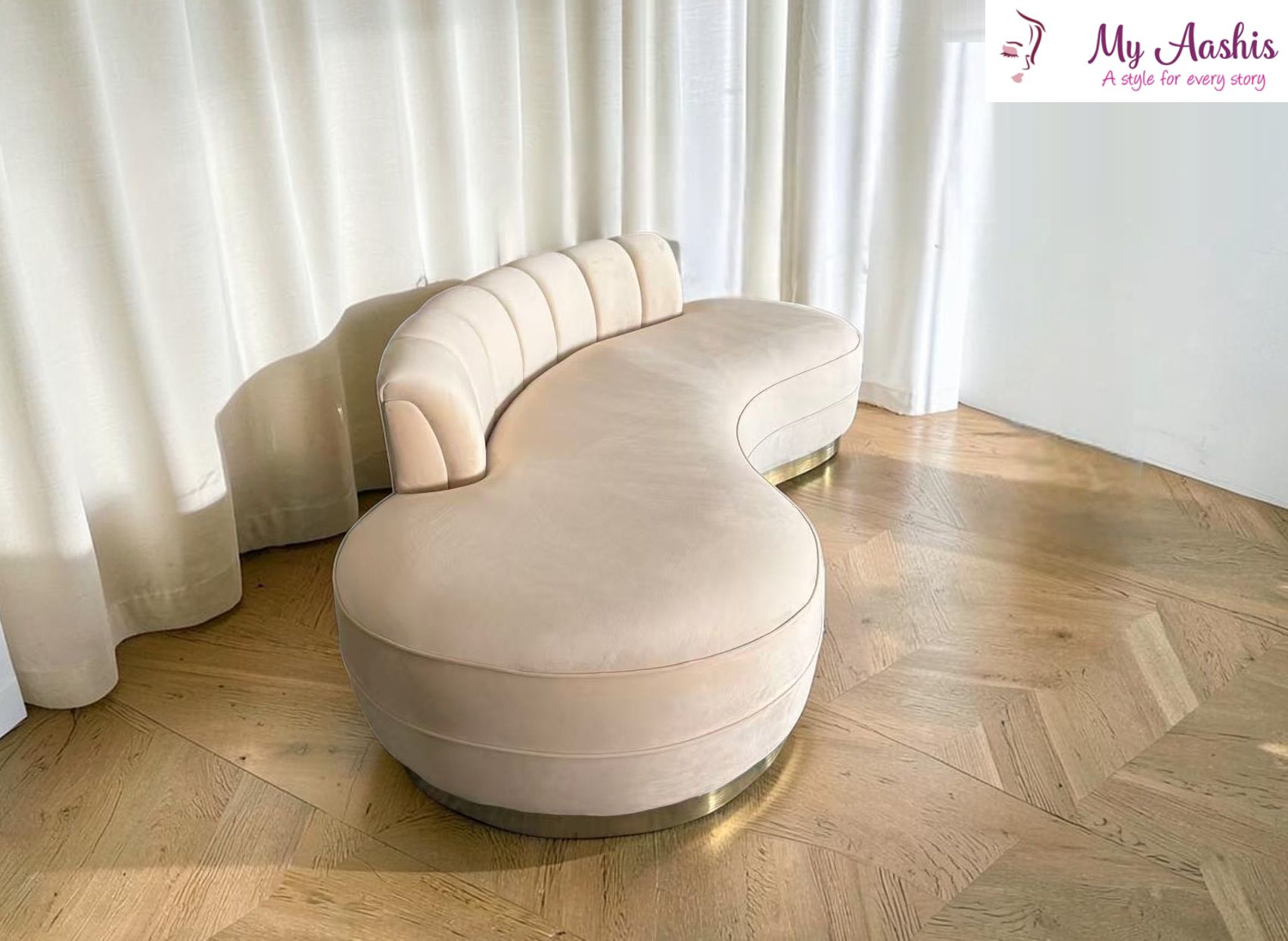 Massive Design Velvet Fabric Curved Sofa / My Aashis