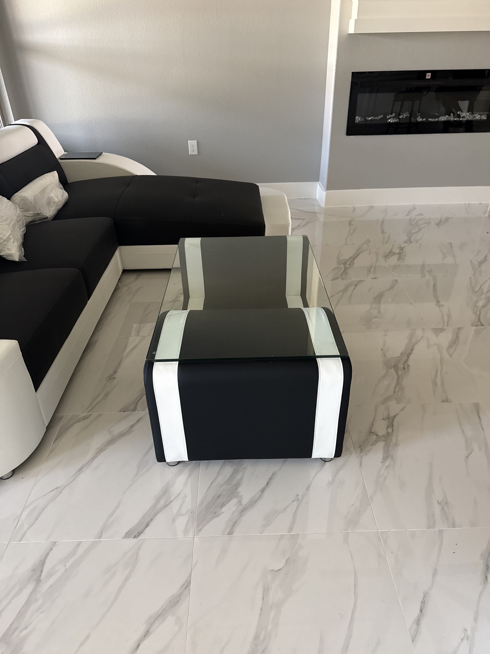 Stunning L-Shaped Large Leather Sofa / My Aashis