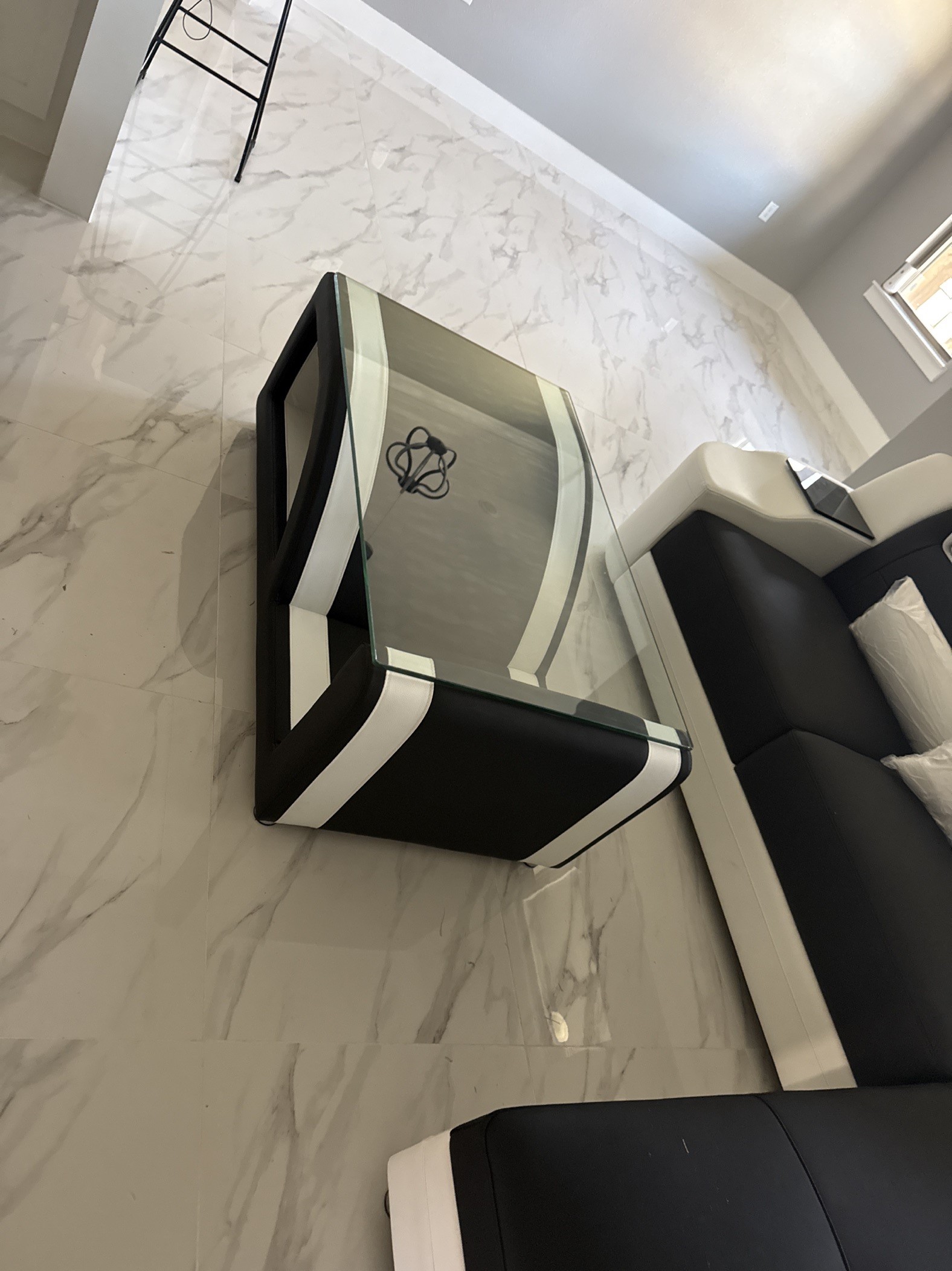 Stunning L-Shaped Large Leather Sofa / My Aashis